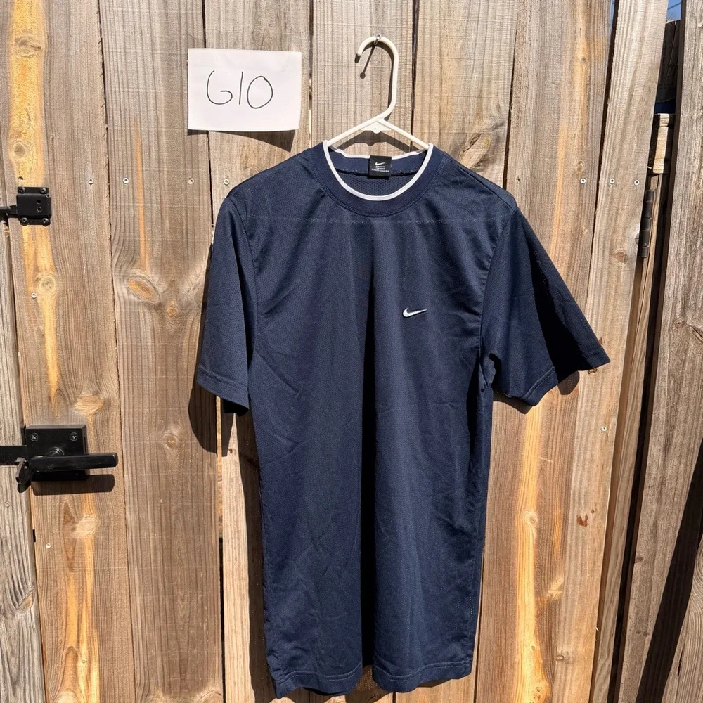 Vintage Nike Men's Dark Blue Short Sleeve Tee Size Medium